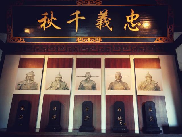 守将王立在得到保全钓鱼城百姓性命的承诺后(蒙哥遗诏"若克此城,当