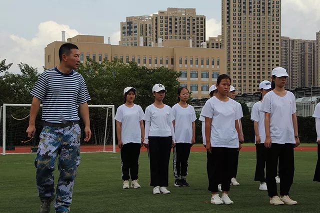 艺校播报青岛艺术学校2019级新生军训掠影二与汗水相遇和青春碰撞