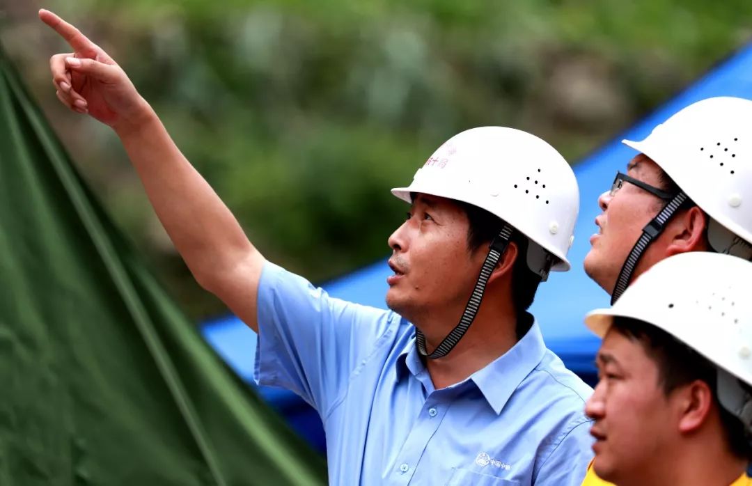 中铁十局成昆项目部立即组织精干力量,会同地方公安,武警,消防,应急