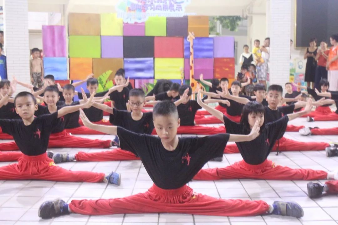 街舞班学员的表演篮球培训班真人象棋写字游戏活动特邀沙边凝沙话剧队