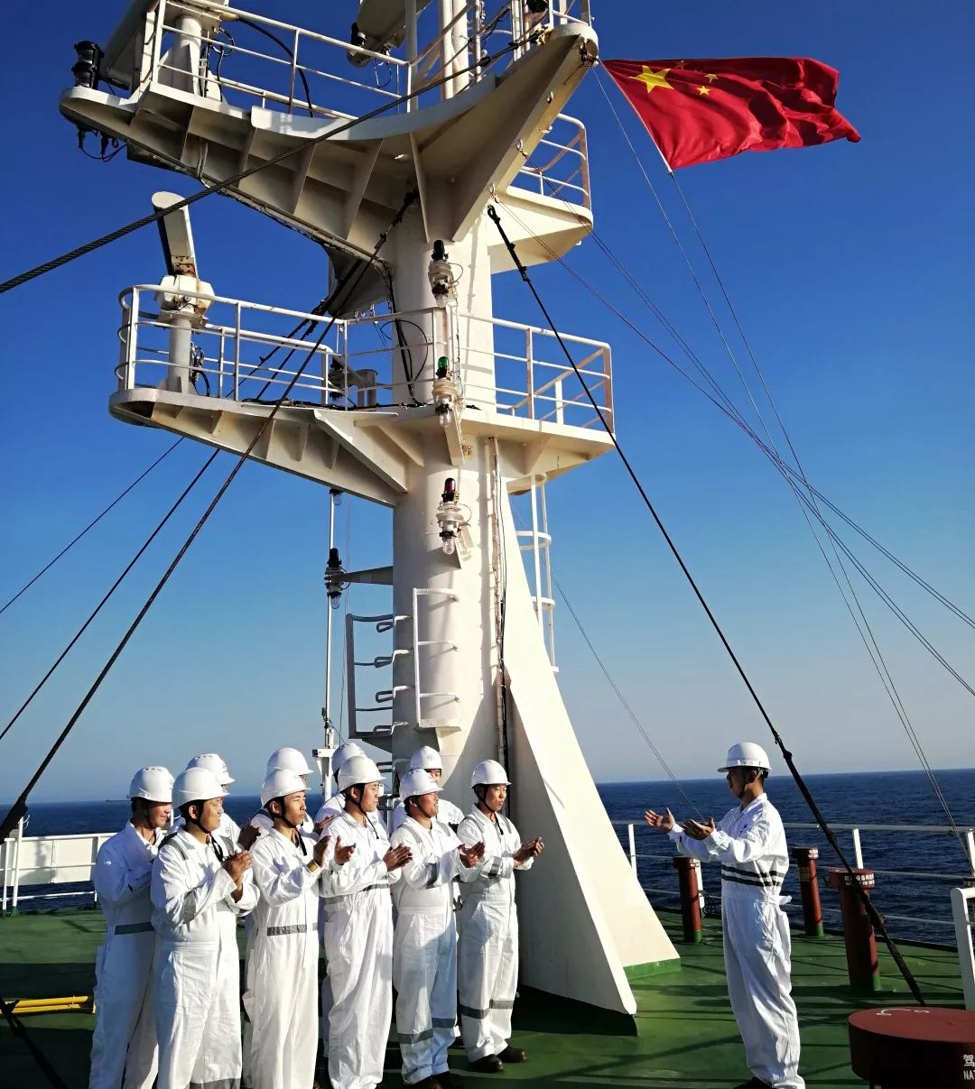 谁,不管你在哪,在碧波海浪中,《义勇军进行曲》响彻云霄;在罗经甲板上