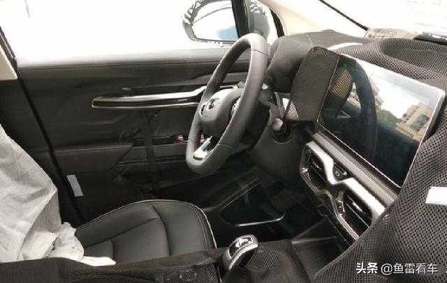 内饰是另一个重点,整个内饰风格似乎有点眼熟,与吉利sx12几乎一样