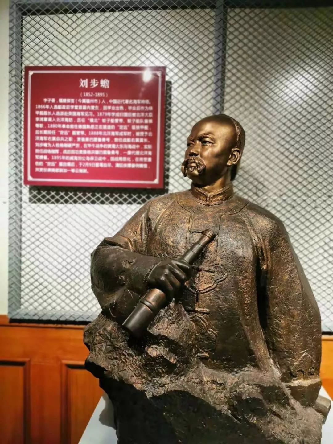 遭日本海军第九号鱼雷艇袭击丁汝昌下令趁军舰尚未沉没前驶往刘公岛
