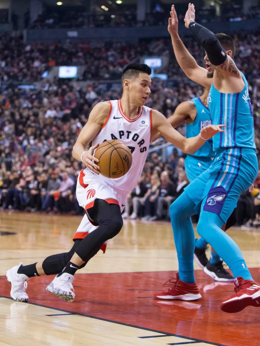 北京首钢篮球俱乐部27日官宣,正式签约美籍华裔球员林书豪.