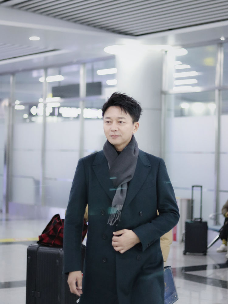 刘奕君机场晒娃穿条纹t配休闲裤不像49女儿逆天长腿太瞩目