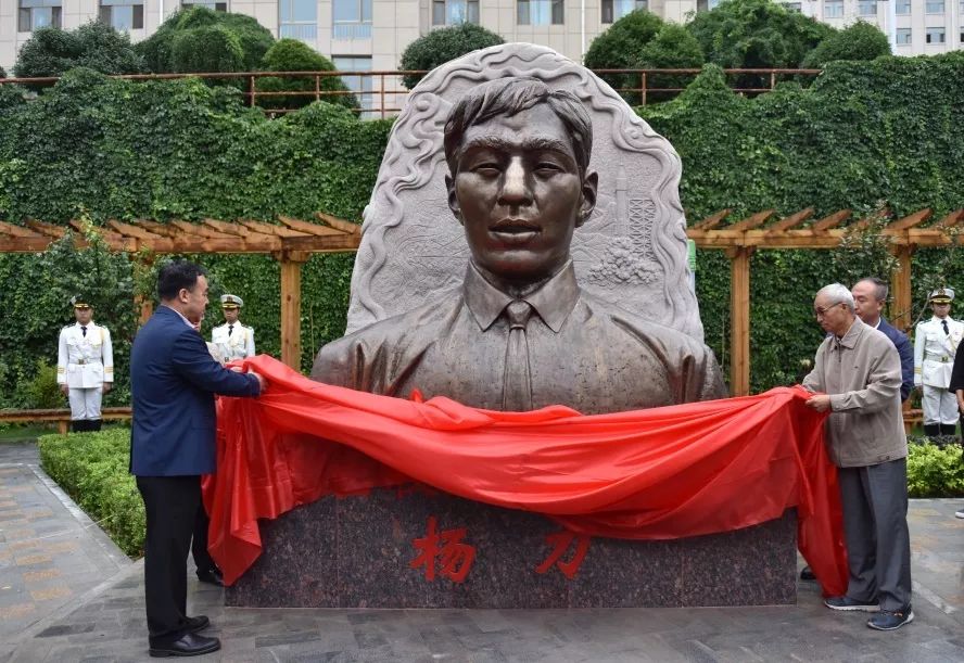 兰州资环学院兰州战役窦家山战斗纪念广场暨杨力烈士雕塑落成