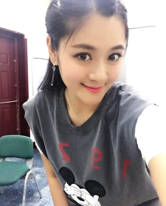 小鹏飞也曾有过一段婚姻,妻子是同为本山传媒演员的陈爽.