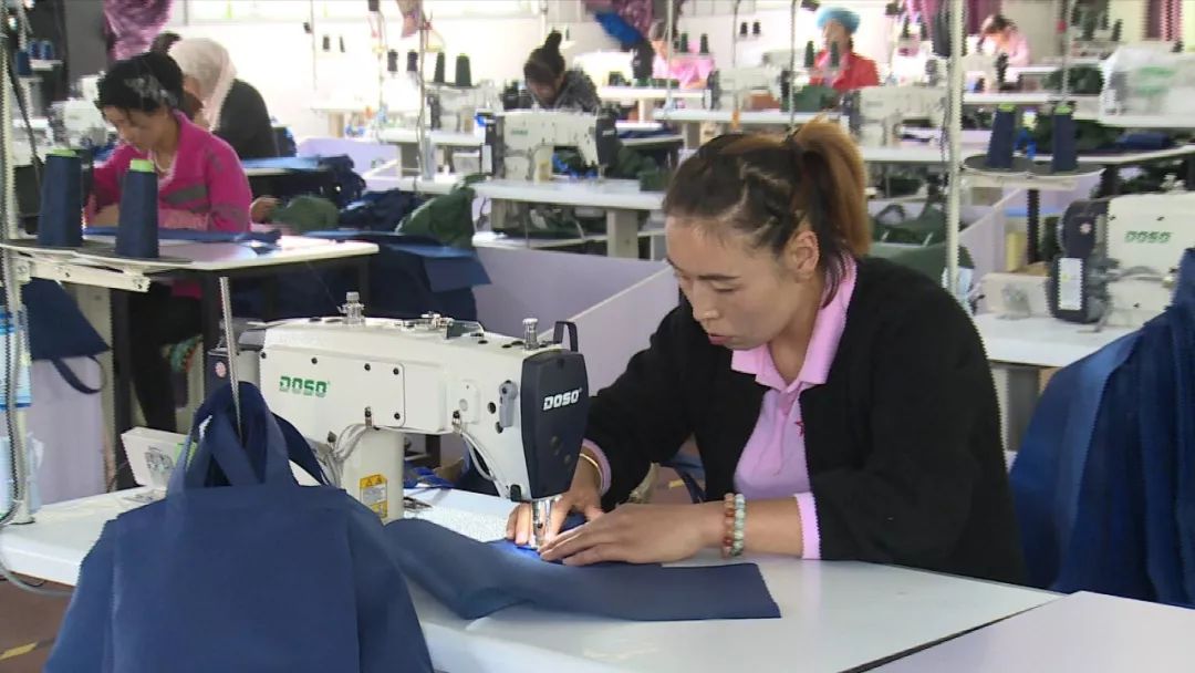 扶贫车间助民增收六盘山镇集美村澳丽妃包袋扶贫车间