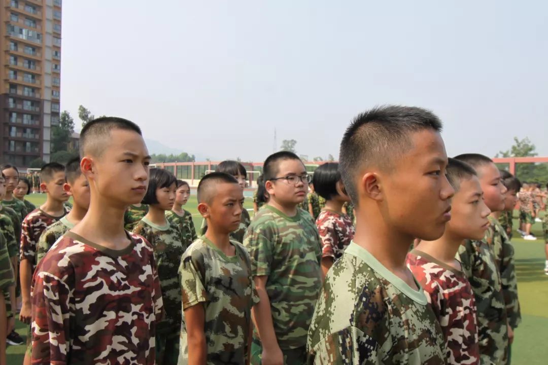 用激情点燃梦扬毅力成就辉煌泸二外2022届军训进行时一