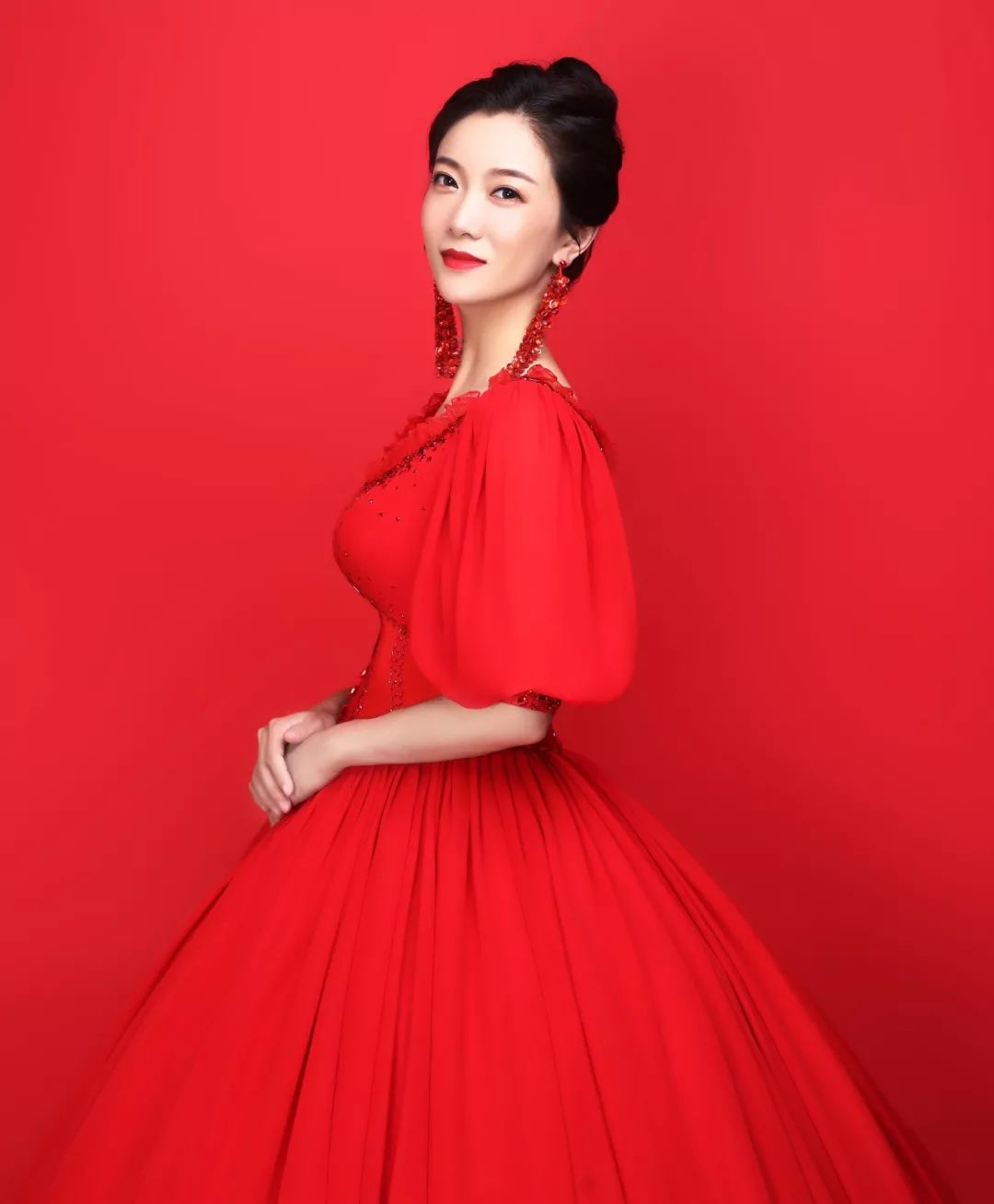 于沈阳音乐学院声乐系曾先后师从于徐兆仁教授,唐福珍教授主要成就