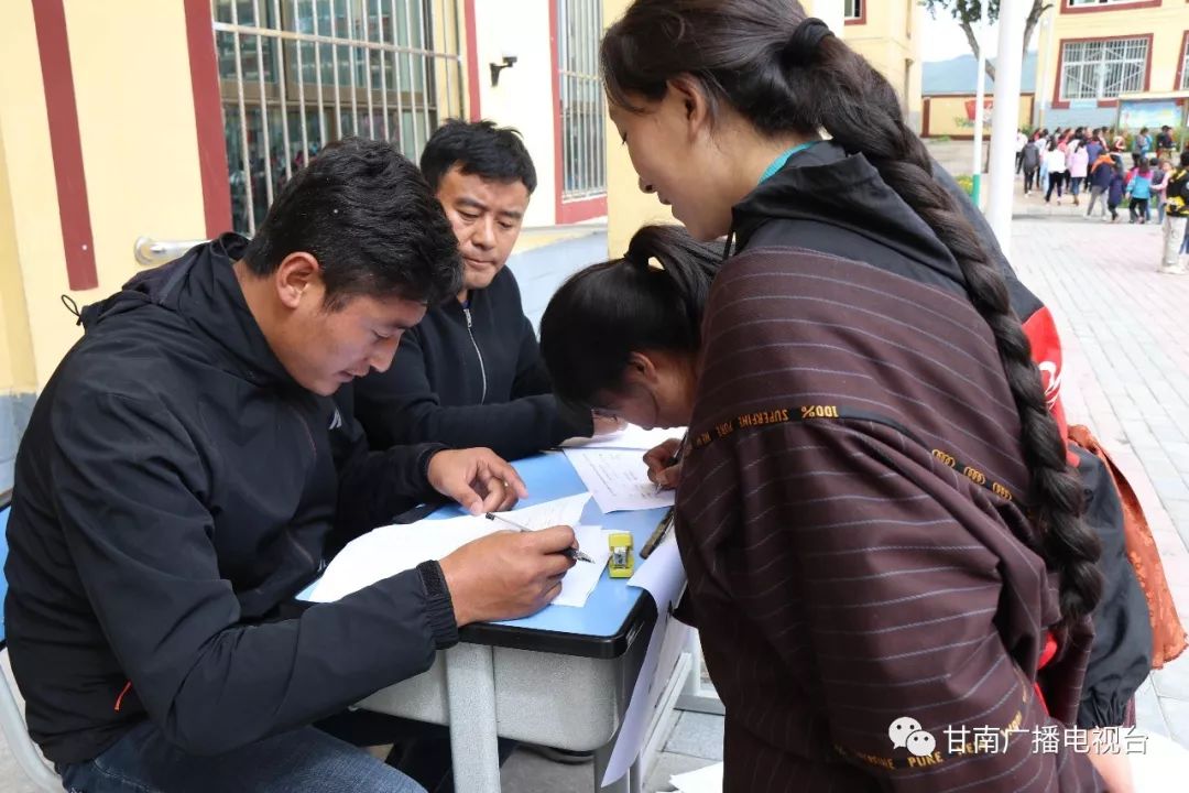 8月27日,夏河县阿木去乎地区教育促进会为优秀大学生,优秀教师奖励