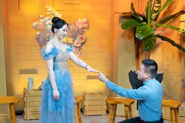 炉石传说:虎牙春哥求婚女友,黑玫瑰闪瞎网友双眼,有钱人会玩