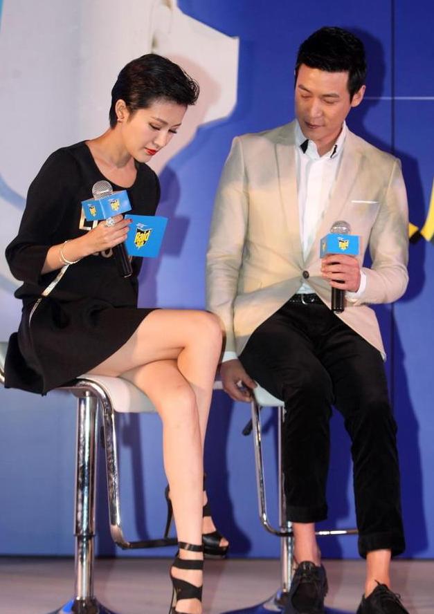 有种坐姿叫做鲍蕾双腿快拧成麻花了网友陆毅都看呆了