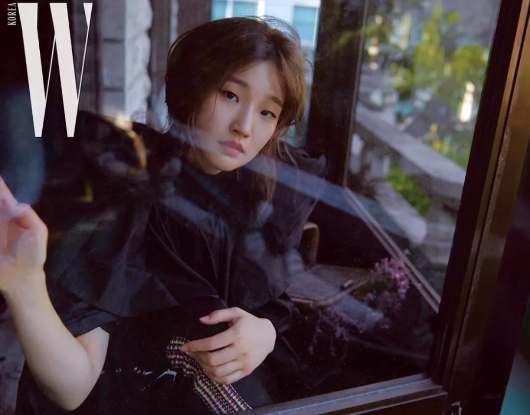 ② 简单舒适的私服朴素丹私下和《寄生虫》里的女儿一样不爱化妆,是