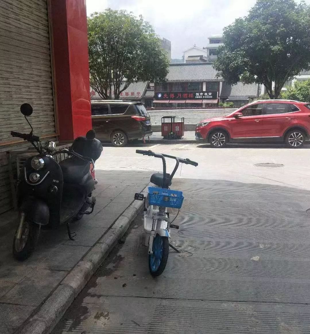 车辆乱停乱放行为东江路东江路平桥附近占道经营乱摆乱放行为解放街