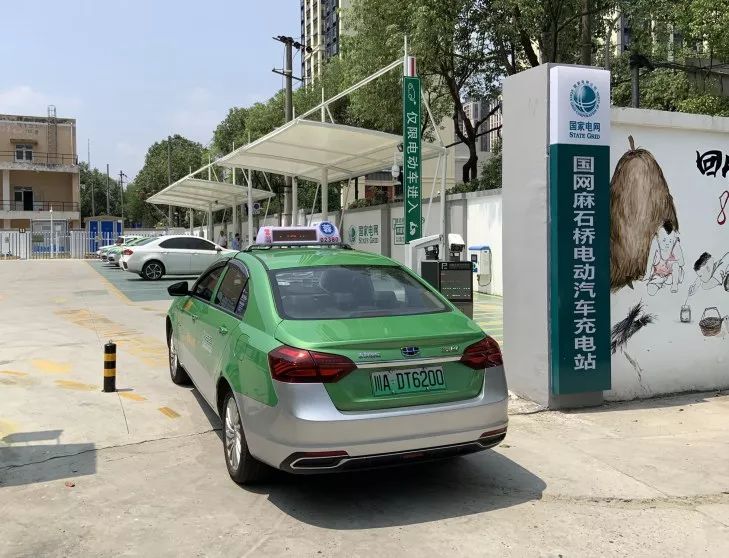 成都纯电动出租车驾到50多天感觉如何的哥有话说