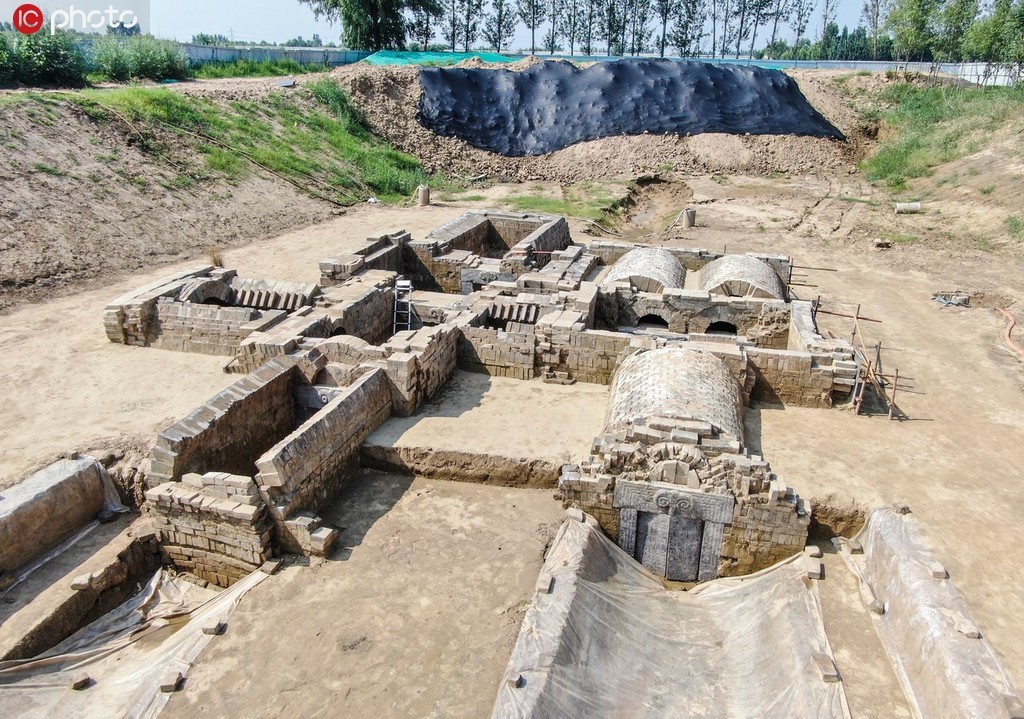 现场可以看到一大一小两处古墓葬.