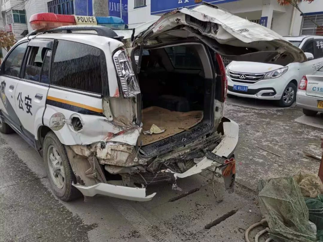 无证驾驶 冲撞警车 这个司机太嚣张