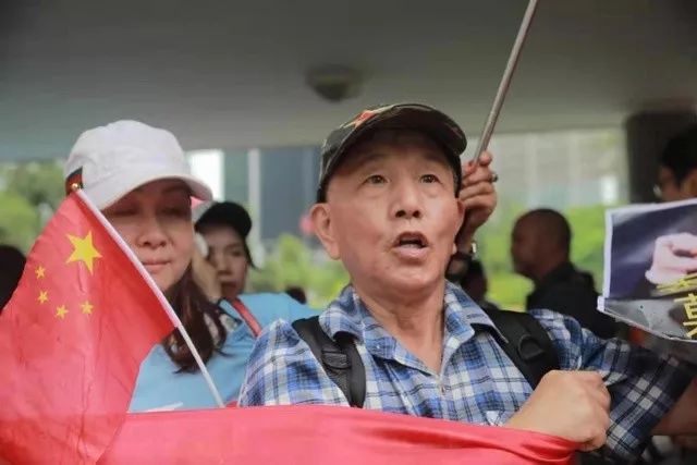 数百名爱国爱港人士举行反暴力游行心痛年轻人不懂事