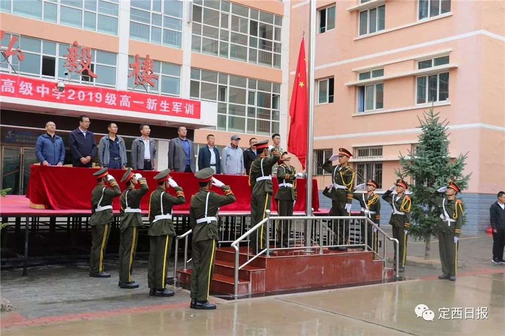 军训会操表演这里是定西市英才高级中学瞧,这是定西市英才高级中学小