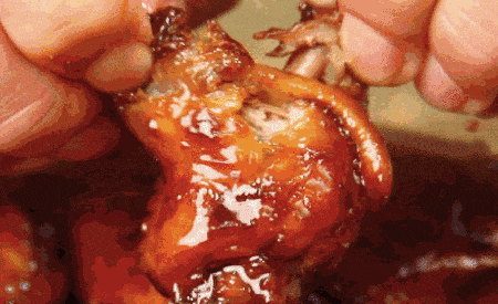 散落在口腔的每个角落松软的鸡肉入口咸中带鲜,超级入味!