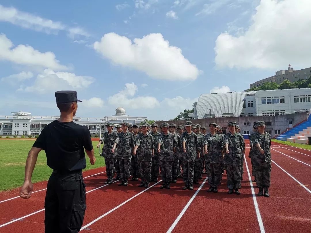 浙江省嵊泗中学2019级高一新生军训工作于8月24日下午正式拉开帷幕