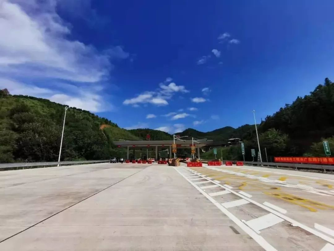 先睹为快记者体验梅平高速公路全程