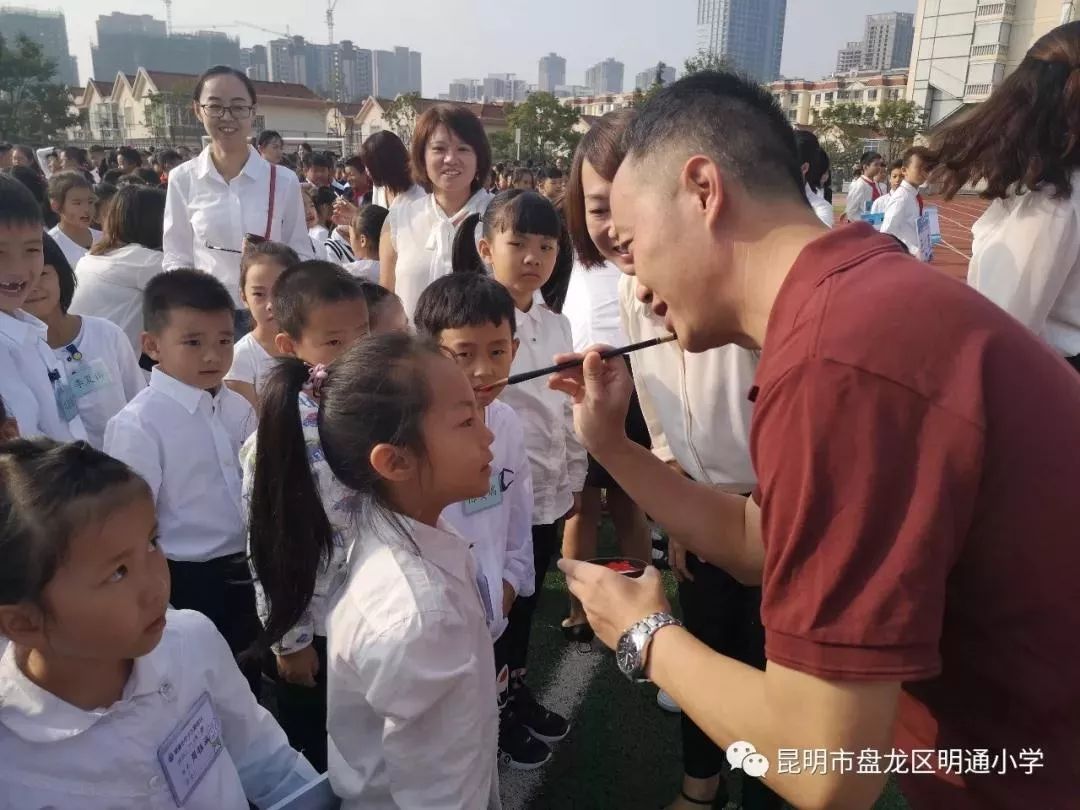 昆明中小学今天开学,谁家的花式开学礼最打动你!