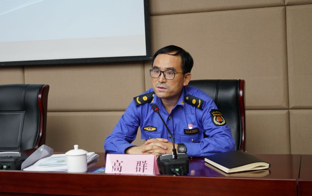 讲座中,县综合行政执法局局长高群和副局长娄海强从我县垃圾分类工作