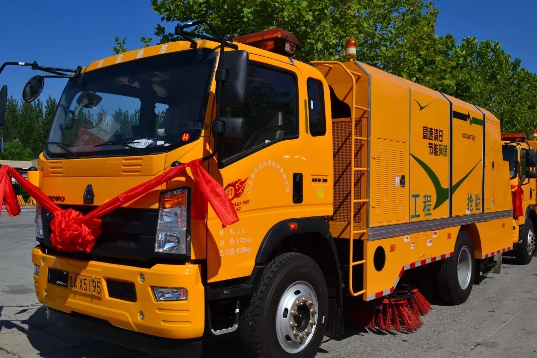 确认过配置遇上对的车丨howo轻卡高速公路专用清扫车