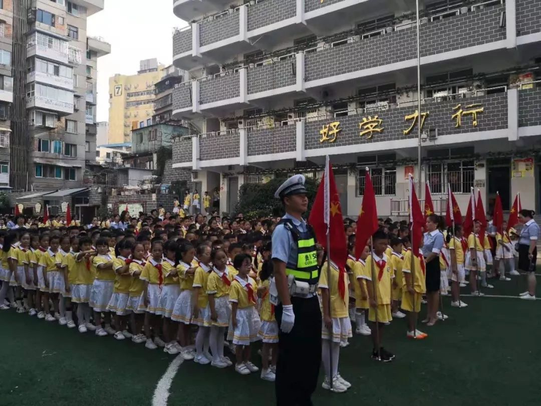 昨天是开学第一天,在贵阳市达德小学,贵阳市公安交通管理局南明区分局