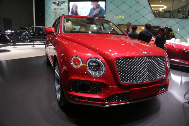 红色宾利添越插电混动版,上海实拍,或将亮相深圳十一车展!