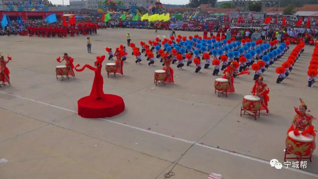 今天中国宁城塞外酒乡文化节隆重举行快为家乡疯狂打call