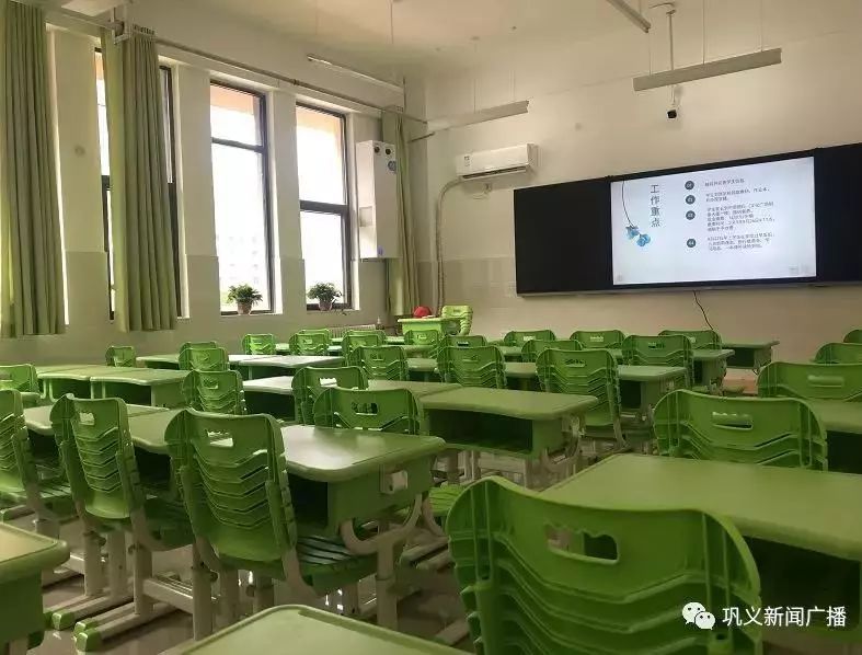 窗台上摆放的绿植既装点了教室,也有利于净化空气,绿色的窗帘,绿色的