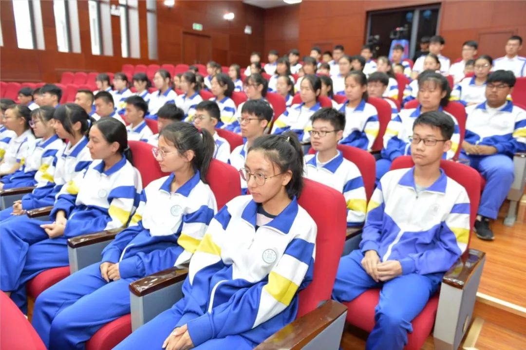 特别关注崇化中学来了位特殊校友