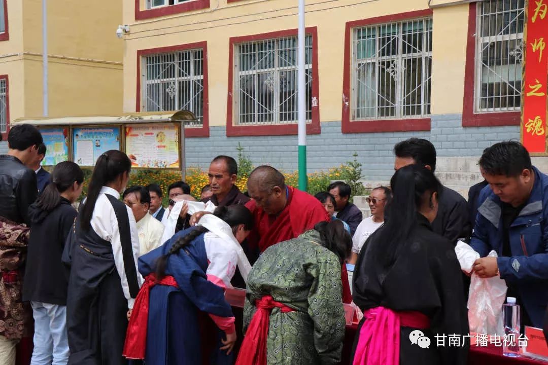 8月27日,夏河县阿木去乎地区教育促进会为优秀大学生,优秀教师奖励