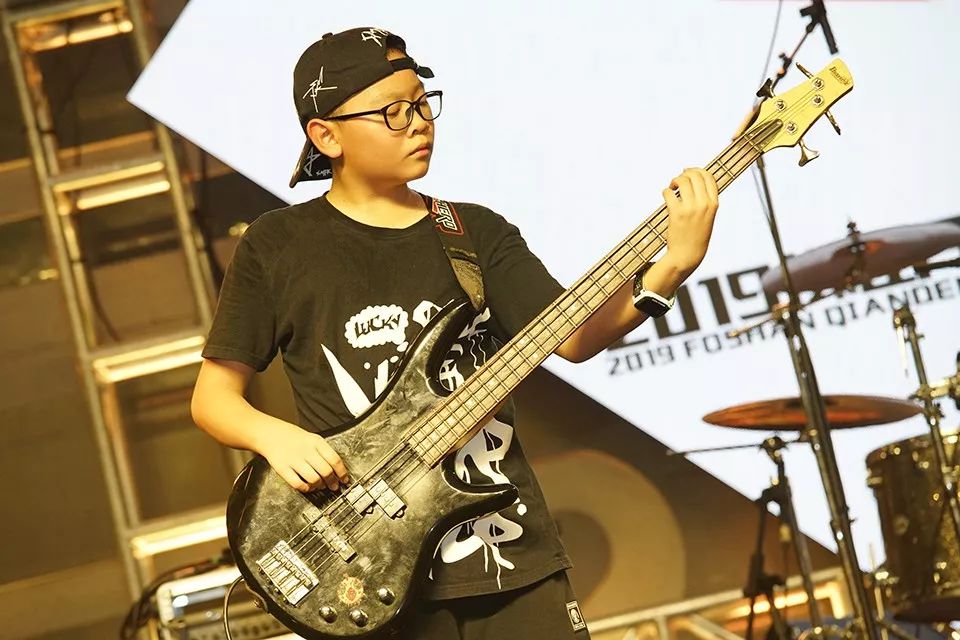 桦↑打哈欠乐队-主唱:邓文浩最后评委老师都给予了他们暖意满满的鼓励