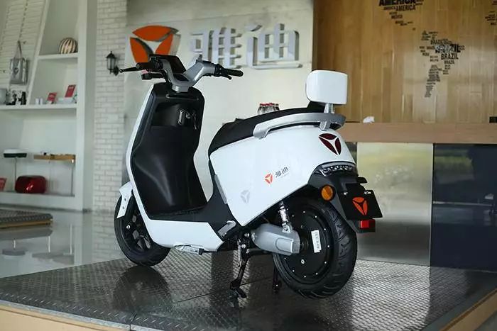 电动车品牌,打破海外用户对中国电摩以往的外形呆版,传统的形象,雅迪g