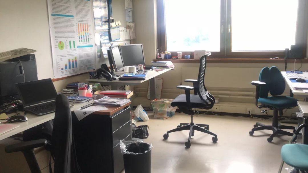 总部有约一半的员工在较为简陋且拥挤的办公室中办公.