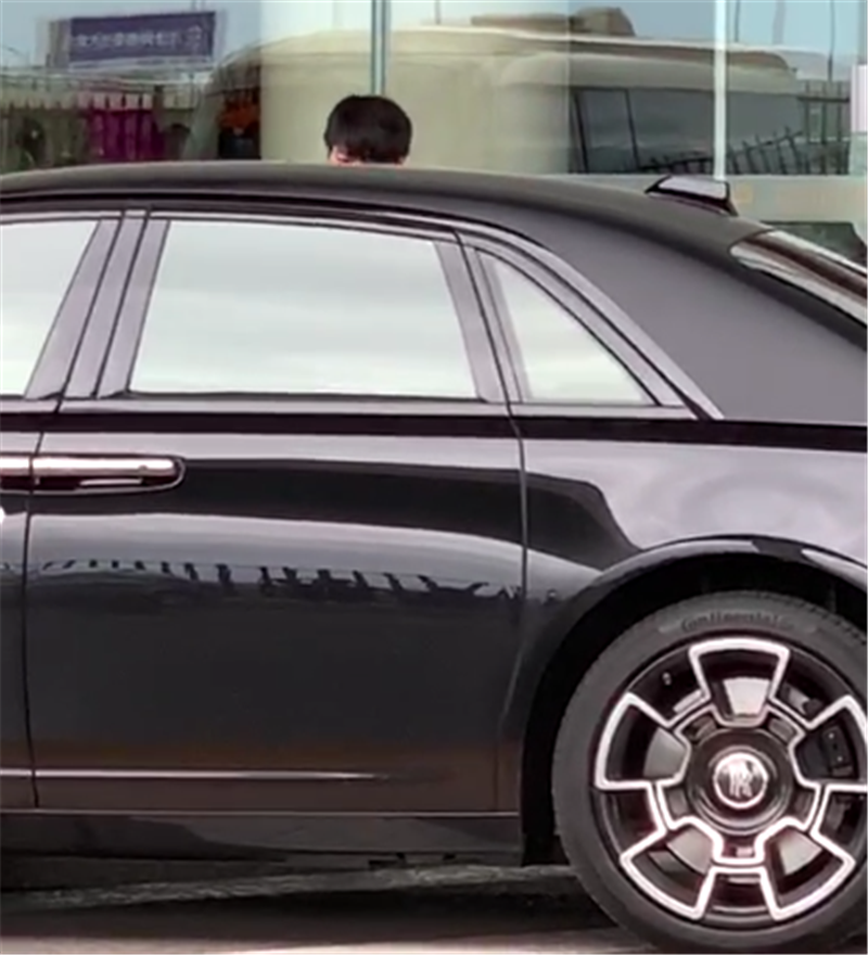 张艺兴风波之后出行座驾曝光,全车"酷炫黑"!