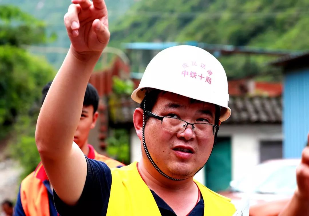 中铁十局成昆项目部立即组织精干力量,会同地方公安,武警,消防,应急