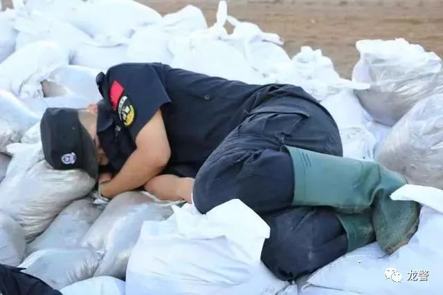 在洪水和群众之间他们用血肉之躯筑起了一道钢铁之堤