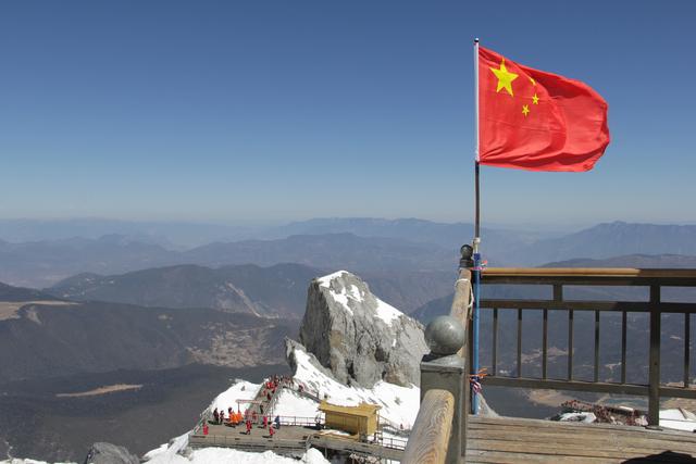 跟着极限挑战一起来看看玉龙雪山夏日也能感受冬天的寒冷