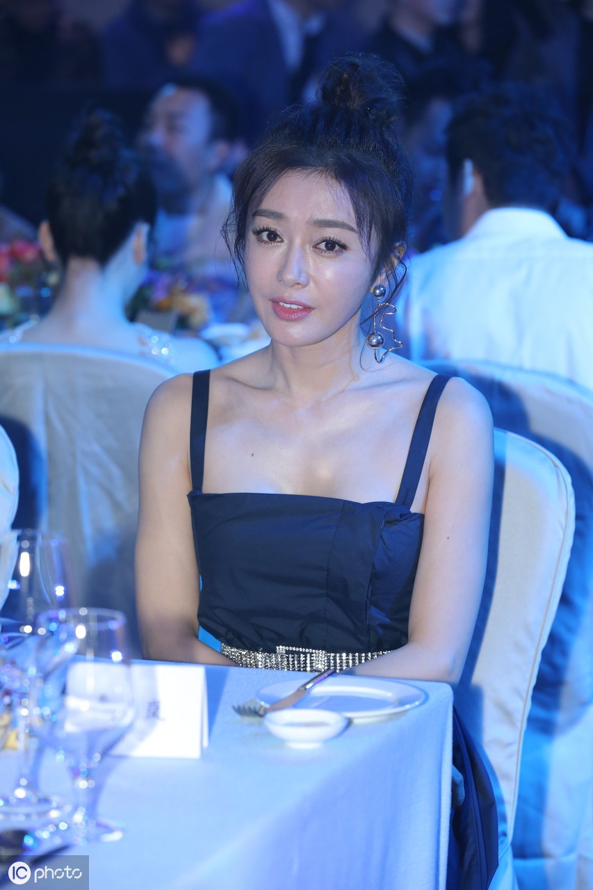 黑色吊带裙出席活动的秦岚,尽显大气灵动