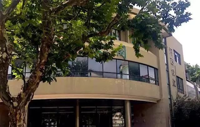 距离第五宿舍和留学生公寓较近是规模和人流量最大的一个食堂一楼菜品