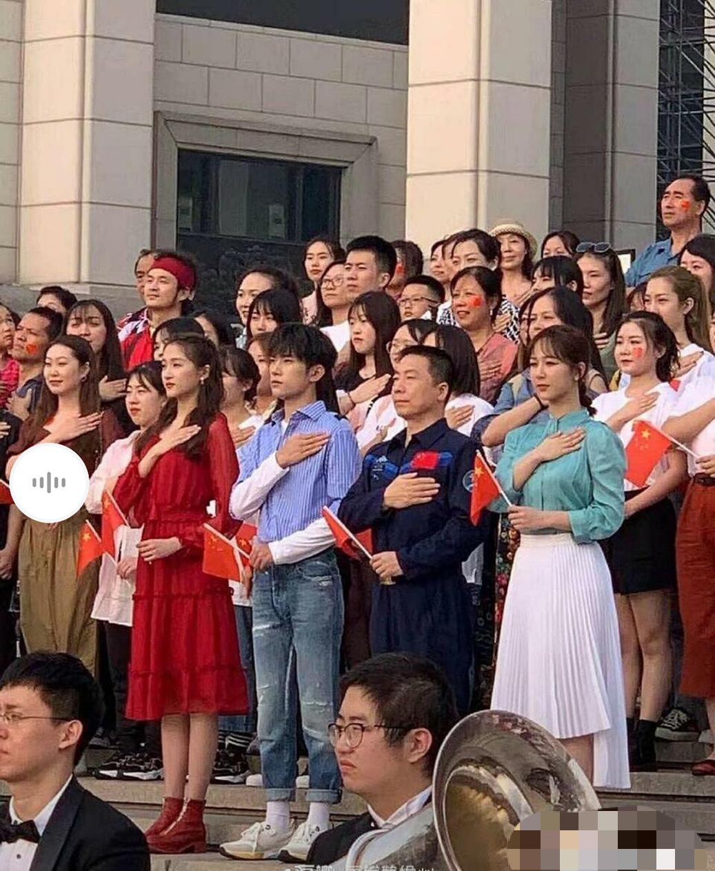 杨紫关晓彤易烊千玺首度同框,三人身高遭吐槽:最强wifi