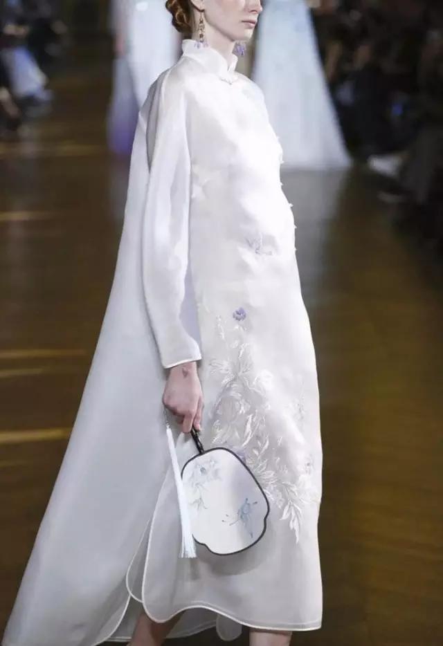她用一件衣服再现东方之韵,这才是美到极致的中国风_熊英