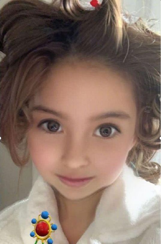 昆凌罕见发文晒周董女儿正面照混血baby撞脸杨颖基因好到爆