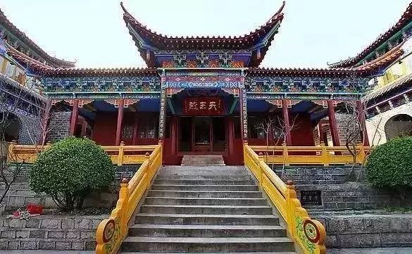 踊跃前来,香火旺盛四方信众朝拜祈福瑞云寺声名远播十年时间,僧众达到