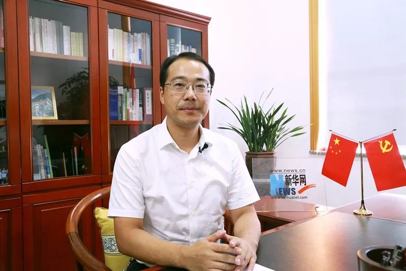 县长鲁霞光接受新华网专访持之以恒擦亮根雕金名片视频